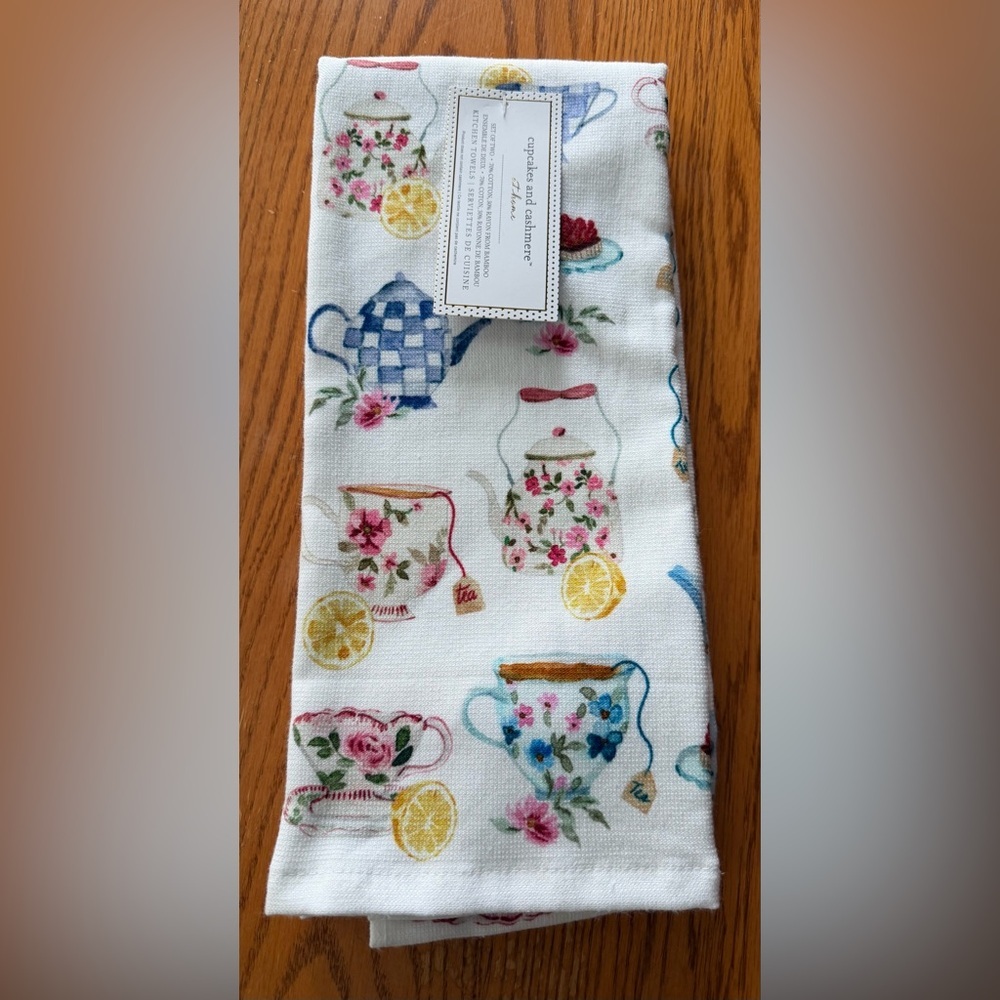 ✨NWT✨ Cupcakes & cashmere: Set of 2 Kitchen Towels